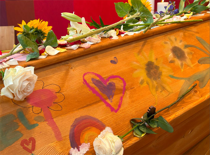 Selbst bemalter Sarg Detail
